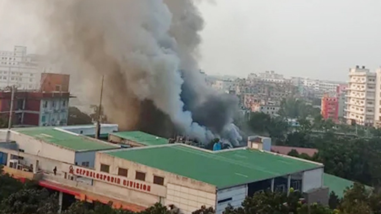 গাজীপুরে ইবনে সিনার ওষুধ কারখানায় আগুন, নিয়ন্ত্রণে কাজ করছে ৬ ইউনিট