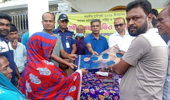 গফরগাঁওয়ে শাড়ি ও চালের ডিও বিতরণ করলেন এমপি বাচ্চু