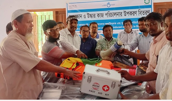 কুড়িগ্রামে দুর্যোগ কবলিত তিন ইউনিয়নে উদ্ধার উপকরণ বিতরণ