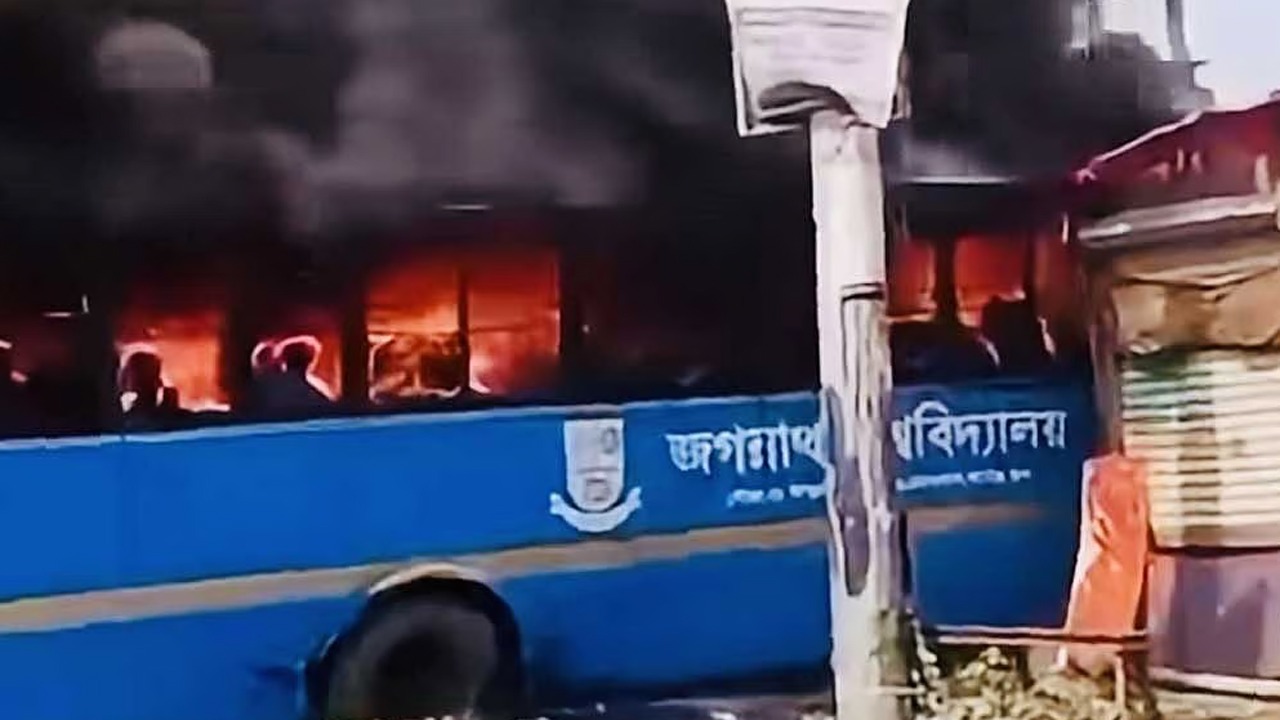 রাজধানীর ডেমরায় গ্যারেজে জবির বাসে আগুন