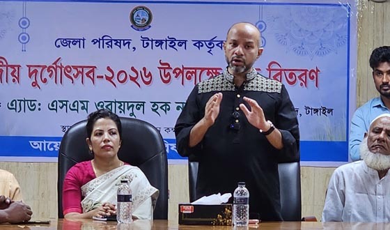 টাঙ্গাইল জেলা পরিষদের পূজামণ্ডপে আর্থিক উপহার