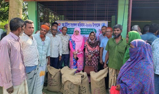 বাঘায় জেলে পরিবারের মধ্যে চাল বিতরণ