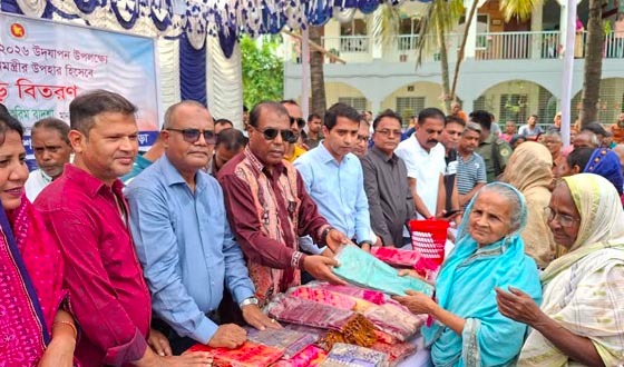 বগুড়ায় দুর্গাপূজায় প্রধানমন্ত্রীর উপহার বিতরণ করলেন সংসদ সদস্য বাদশা