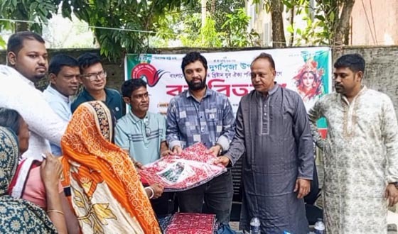 মতলবে অসচ্ছল ও প্রতিবন্ধীদের মাঝে বস্ত্র বিতরণ