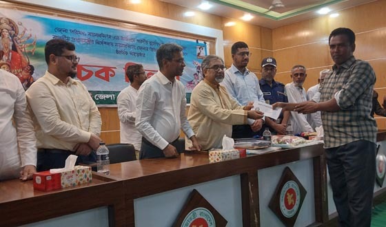 গফরগাঁওয়ে পূজামন্ডপে আর্থিক সহায়তার চেক বিতরণ