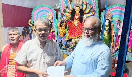 মালখানগরে বিভিন্ন পুজা মন্ডপে অর্থ ও কাপড় বিতরণ