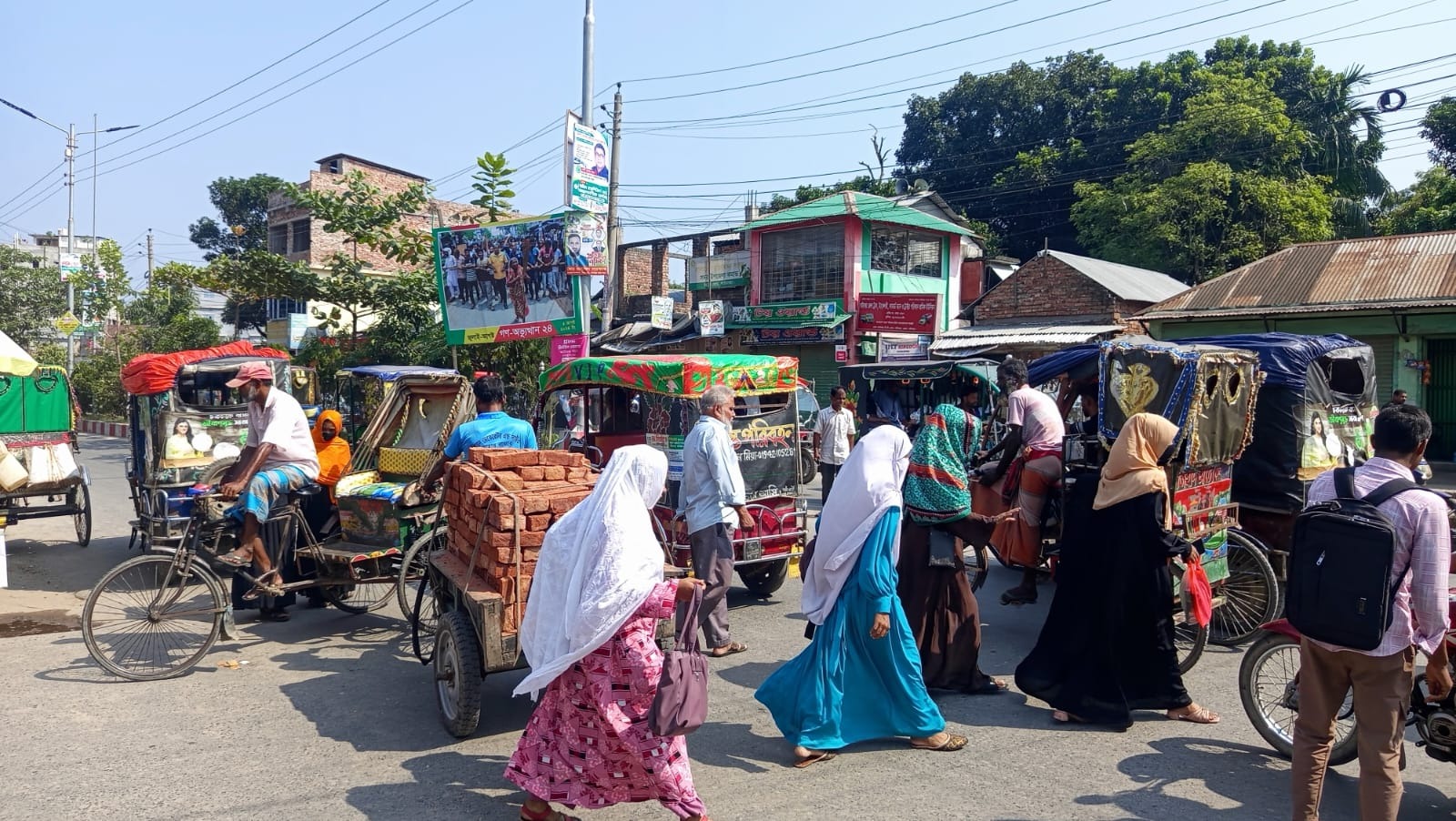গাইবান্ধায় সড়ক জুড়ে অটোরিকশার নৈরাজ্য: জীবিকার বাহন এখন জনদুর্ভোগের কারণ
