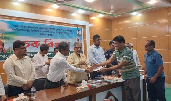 গফরগাঁওয়ে ২১টি মন্দির ও পূজা মন্ডপে আর্থিক সহায়তার চেক বিতরণ