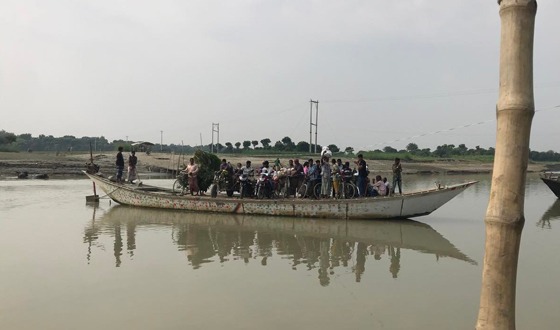 বাঘায় বিচ্ছিন্ন চরের যোগাযোগের একমাত্র মাধ্যম নৌকা