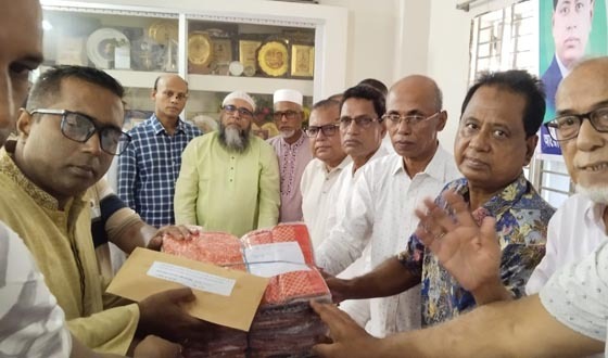 কলাপাড়ায় পূজামন্ডপে শাড়ি ও টাকা করে প্রদান করলেন এমপি মোশাররফ