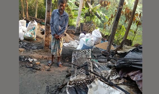 অসহায় অটোরিকশাচালক খালেকের বসতঘর পুড়ে ছাই