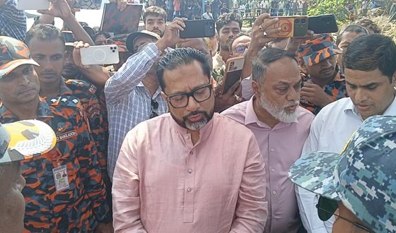 নাজিরপুরে অর্ধশত যাত্রী নিয়ে কালিগঙ্গা নদীতে ট্রলারডুবি