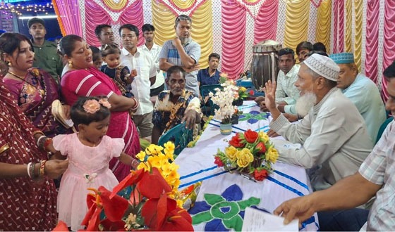 চাটমোহরে পূজামন্ডপ পরিদর্শন করলেন মেয়র প্রার্থী সালাম সরকার