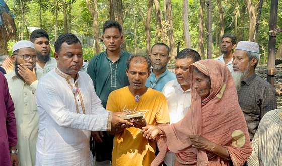বাউফলে আগুনে পুড়ল ৭ লাখ টাকার সঞ্চয়, ক্ষতিগ্রস্ত পরিবারকে সহায়তা
