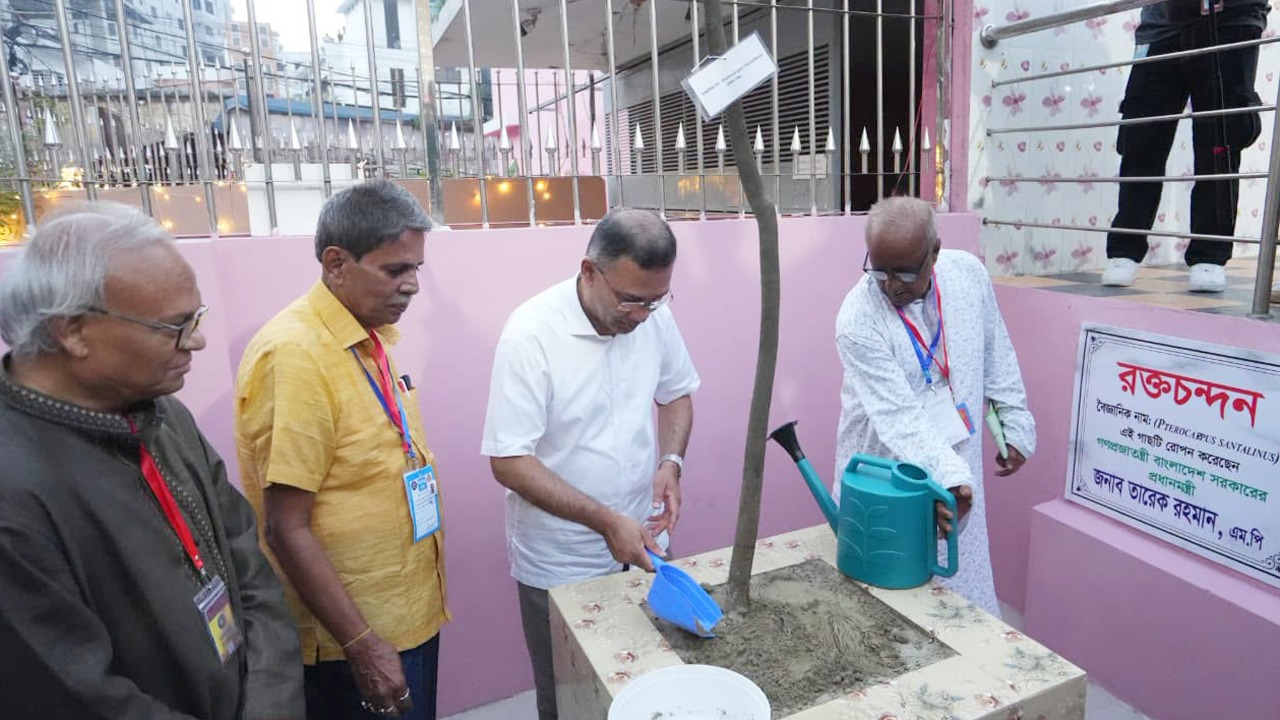 রাজশাহী ধর্মসভায় প্রধানমন্ত্রী, রোপণ করলেন রক্তচন্দনের চারা