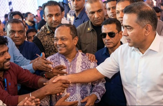 ছবি তুলতে গিয়ে মাটিতে পড়ল মোবাইল,তুলে দিলেন প্রধানমন্ত্রী