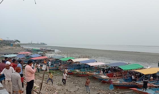লৌহজংয়ের শিমুলিয়া ঘাটে নাব্যতা সংকট,পর্যটন ব্যবসায় ধস