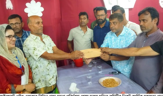 চেয়ারম্যান প্রার্থী আখরাজুল ও মেয়র প্রার্থী রেজুয়ান হোসেনের মন্দির পরিদর্শন ও আর্থিক সহায়তা