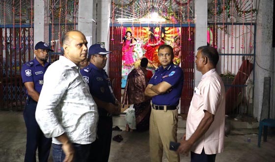 পূজামণ্ডপ পরিদর্শন ও নিরাপত্তাব্যবস্থা তদারকি করেছেন মাদারীপুরের পুলিশ সুপার