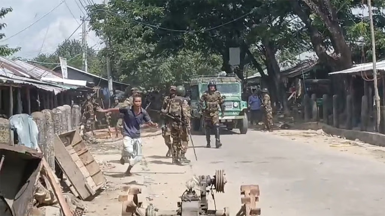 সাজেক সড়কে অবরোধ ঘিরে গোলাগুলি, সেনাসদস্য আহত, নিরাপদে ফিরলেন পর্যটকেরা