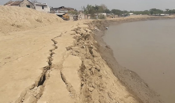 সাতক্ষীরায় বেড়িবাঁধের ৪১ কিলোমিটারে ঝুঁকি, ভাঙনের হুমকিতে বসতবাড়ি ও বাজার