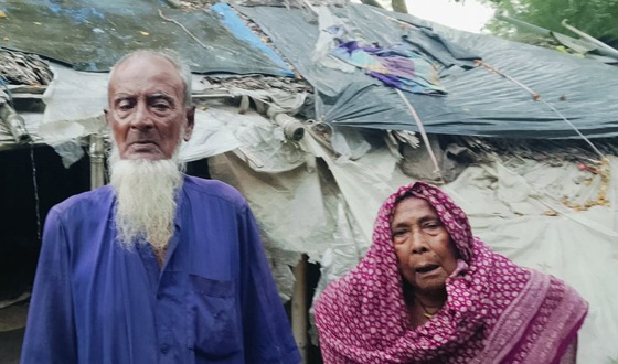 বৃদ্ধ সাকাত দম্পতির ভাঙ্গাঘরে অনিশ্চিত জীবন!