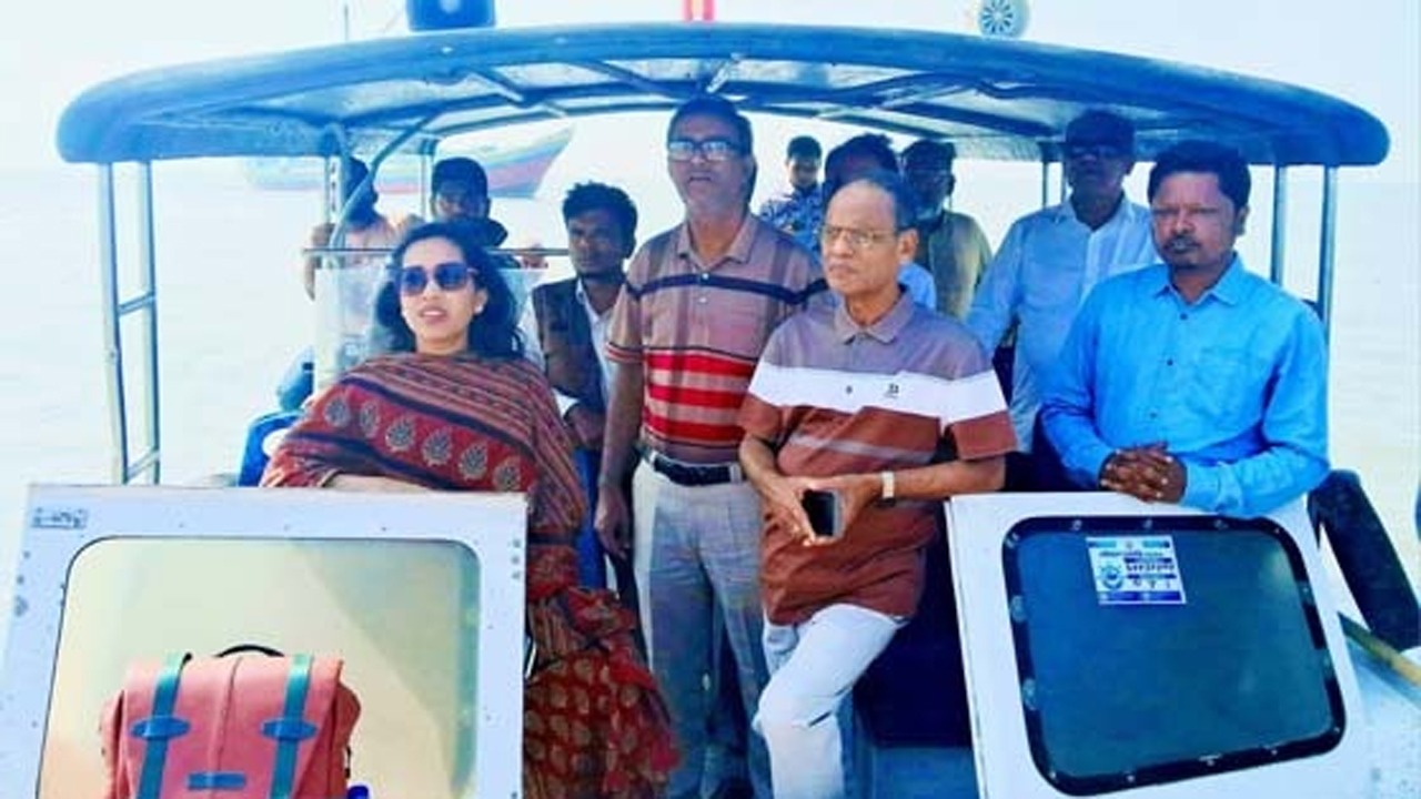 সংসদ সদস্যের নেতৃত্বে মা ইলিশ রক্ষার অভিযানে ৫ জেলে আটক, জাল জব্দ