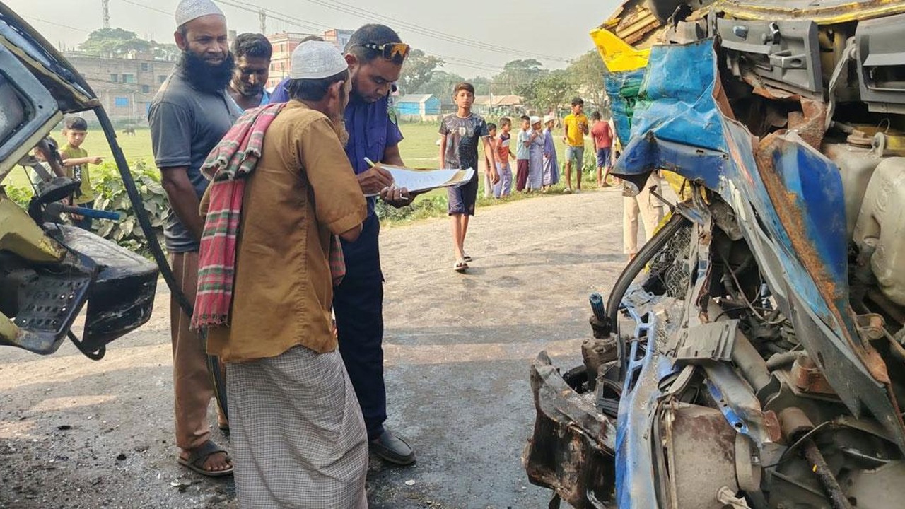 সরাইলে বাস-ট্রাকের মুখোমুখি সংঘর্ষে নিহত ২