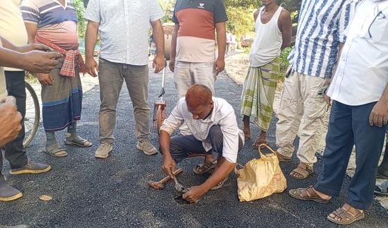 সড়কের কাজের মান যাচাইয়ে মাঠে এলজিইডির নির্বাহী প্রকৌশলী