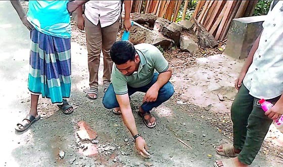 এক মাসের মধ্যে চাঁদপুর  শাহাতলী সড়কের কার্পেটিং উঠে যাওয়ায় এলাকাবাসীর ক্ষোভ