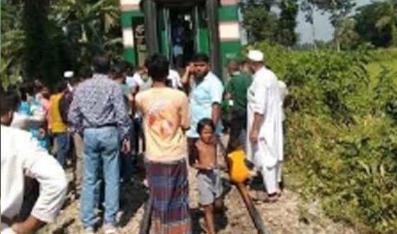 চলন্ত ট্রেনের হুক ভেঙে বগি বিচ্ছিন্ন, ১ ঘন্টা ট্রেন চলাচল বন্ধ