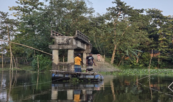 কুড়িগ্রামে ৯ বছর ধরে ড্রামের ভেলায় পারাপার ১২ হাজার মানুষের
