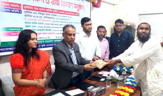 চাটমোহরে কৃষক প্রশিক্ষণ ও বিনা সরিষার বীজ বিতরণ