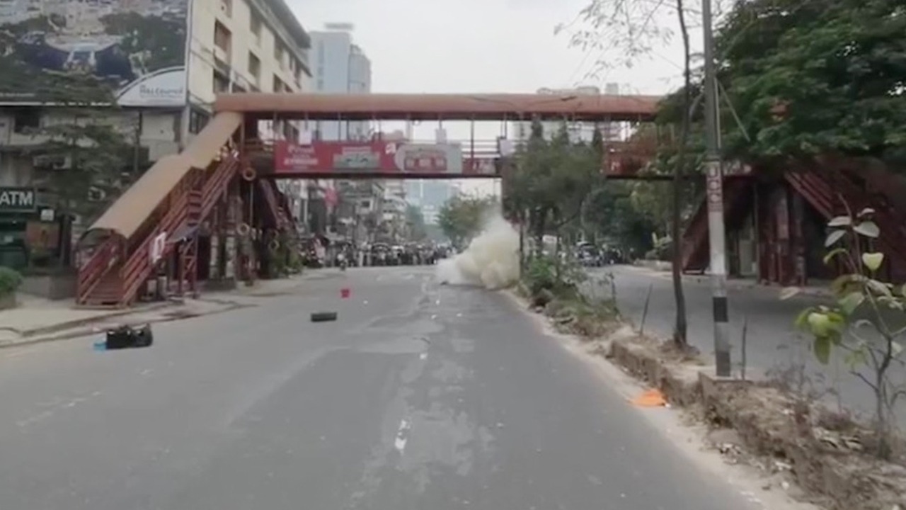 রাজধানীর কলাবাগানে ককটেল বিস্ফোরণ, আটক ৪