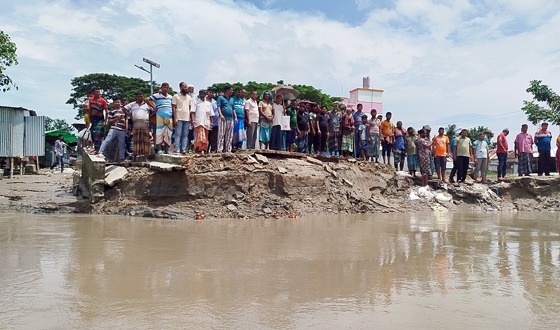 নড়াইলের বড়দিয়ায় নদীভাঙন রোধে ব্যবসায়ী ও এলাকাবাসীর মানববন্ধন