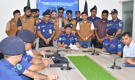 মান্দায় যুবককে লক্ষ্য করে গুলি, অস্ত্রসহ দুই যুবক গ্রেপ্তার