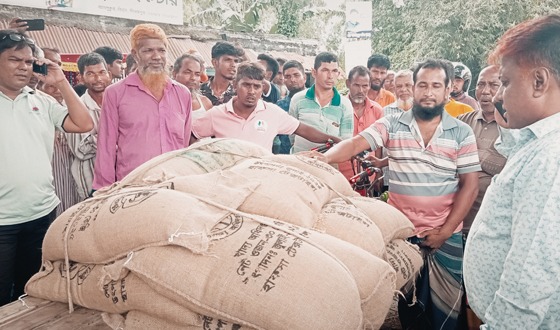 বিরলে খাদ্য বান্ধব কর্মসুচির ডিলার পয়েন্ট হতে ৩৬০ কেজি চাল সরানোর সময় জব্দ