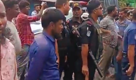 সীতাকুণ্ডে প্রকাশ্যে আগ্নেয়াস্ত্র হাতে যুবকদের মহড়া