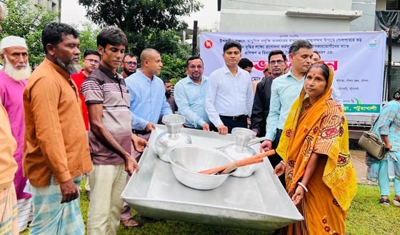 কলাপাড়ায় গোলচাষীকে প্রশিক্ষণ শেষে গুড় তৈরির উপকরণ বিতরণ
