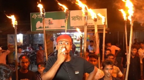 পবায় পুলিশ ছাত্রদল নেতাকে না চেনায় থানার সামনে মশাল মিছিল