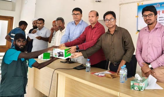 ঝিনাইগাতীর পাহাড়ি কৃষকদের মাঝে জগ লাইট বিতরণ
