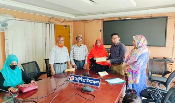 সাটুরিয়ায় প্রশিক্ষণার্থীর মাঝে ভাতা বিতরণ