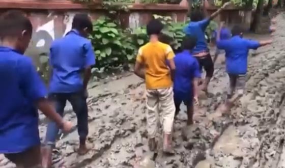 সংস্কারের অভাবে কাদা-পানিতে একাকার সড়ক, ভোগান্তিতে মানুষ