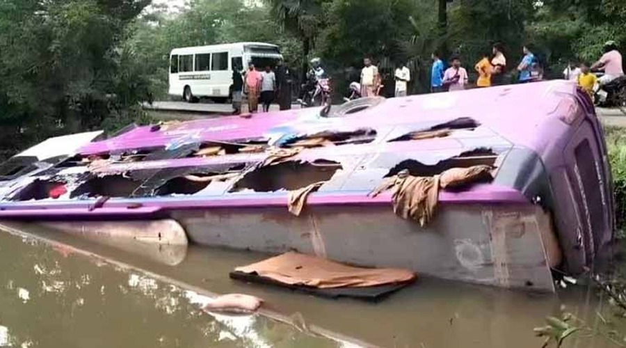 কুয়াকাটা যাওয়ার পথে নিয়ন্ত্রণ হারিয়ে পুকুরে ডাবল ডেকার স্লিপার বাস, আহত ১৫