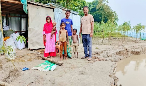 তিস্তার ভাঙনে নিঃস্ব পরিবারের পাশে রাজারহাট ইউএনও