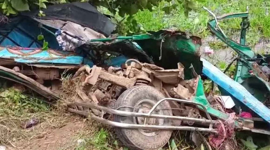 সিএনজি-কাভার্ডভ্যানের মুখোমুখি ভয়াবহ সংঘর্ষ: নিহত ৩