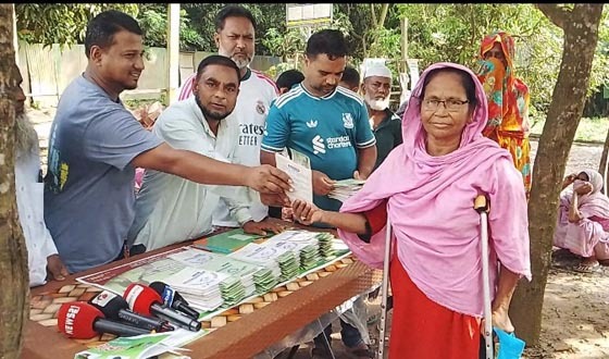গজারিয়ায় ৩০০ অসহায় পরিবারের মাঝে নগদ অর্থ বিতরণ