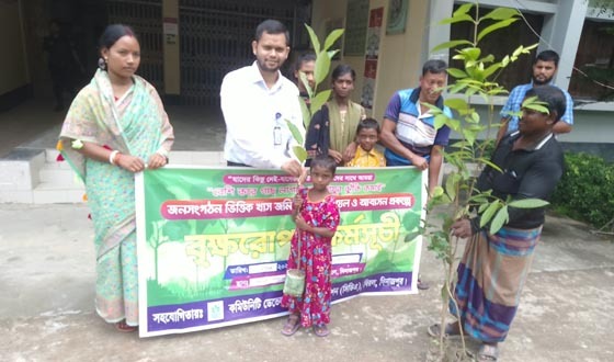 বিরলে গাছের চারা বিতরণ