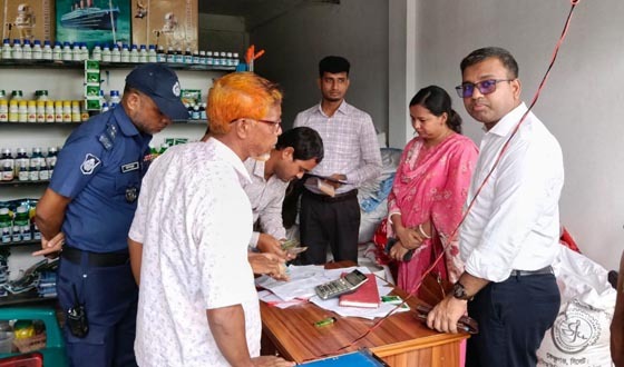 ক্ষেতলালে ব্যবসায়ীকে জরিমানা, ৫৭ বস্তা সার জব্দ