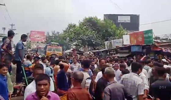 পুঠিয়ায় সারের জন্য সড়ক অবরোধ কৃষকদের